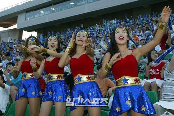 1980년대의 야구를 보느듯. 치어리더도 옛 삼미 스타즈의 언더우먼복장으로 응원. 2002년 8월 24일 SK와이번스 치어리더 /IS포토