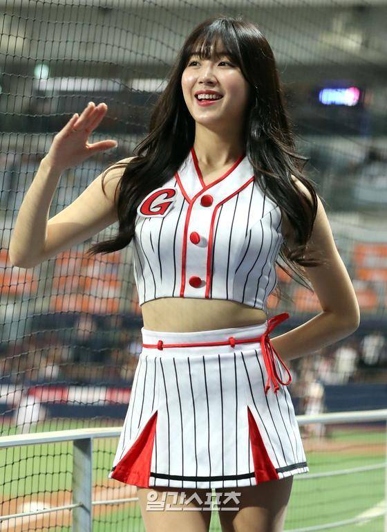프로야구 2019 신한은행 MY CAR KBO리그 키움-롯데 경기가 19일 오후 고척스카이돔에서 열렸다. 롯데 치어리더 안지현이 경기중간 응원을 펼치고있다. 고척=정시종 기자 jung.sichong@jtbc.co.kr /2019.05.19.