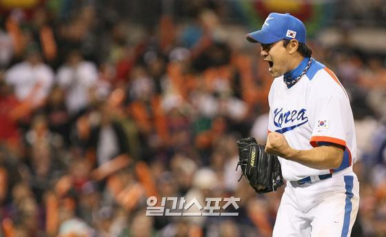 2009년 월드베이스볼클래식(WBC)에서 2라운드 일본전에 선발 등판한 봉중근이 4회 초 병살타를 잡아낸 뒤 주먹을 쥐고 있다. [연합뉴스]