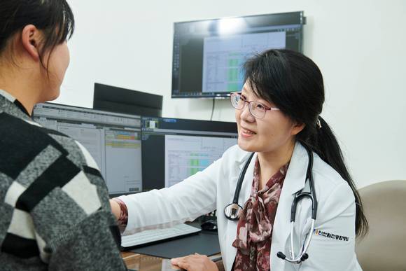 서원나 인천힘찬종합병원 호흡기내과 과장이 진료를 하고 있다. [사진=힘찬병원]