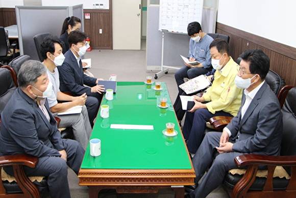 강인규 나주시장(오른쪽 맨 앞쪽)이 지난 8일 광주전파관리소 관계자들과 만나 무선방위측정장치 보호구역 해제와 관련된 대화를 나누고 있다. [사진=나주시]