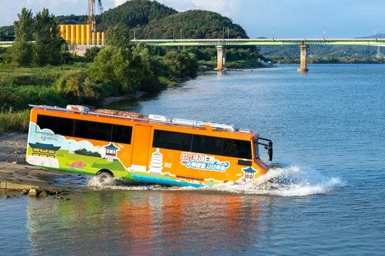 수륙양용버스는 물길을 따라 고란사·낙화암·천정대 등 백마강 일대의 관광지를 누빈다. 백종현 기자