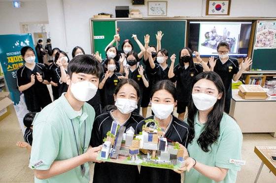 현대건설이 지난 7월 서울 종로구, 중부교육지원청과 협력해 진행한 창의교육 ‘재미있는 스마트시티’ 프로그램 모습.