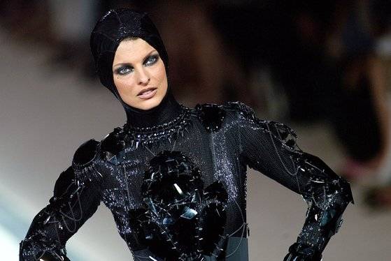 2003년 7월 파리에서 열린 FW 오뜨 꾸뛰르 컬렉션 무대에 선 린다 에반젤리스타. [AFP=연합뉴스]