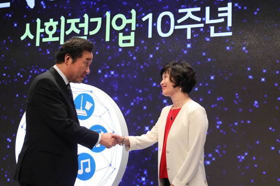 2017 사회적기업의 날 기념식에서 대통령상을 받은 최기원(오른쪽) 행복나눔재단 이사장이 이낙연 당시 국무총리와 악수하고 있다. [사진 SK행복나눔재단]