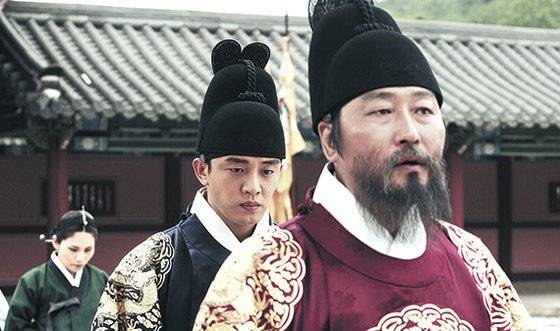 부왕인 영조와의 갈등 끝에 비극적으로 숨진 사도세자 얘기를 다룬 영화 ‘사도’의 한 장면. [사진 쇼박스]