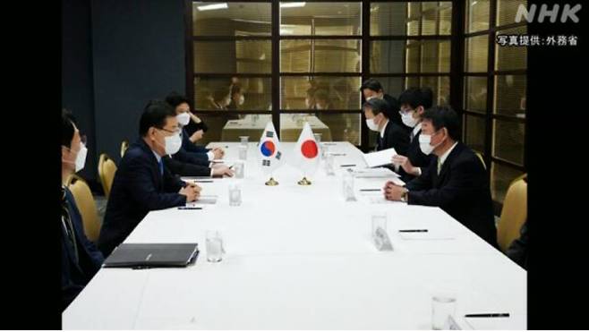 정의용 외교부 장관(왼쪽 가운데)과 모테기 도시미쓰(茂木敏充) 외무상(오른쪽 맨앞)이 23일(현지시간) 미국 뉴욕에서 외교장관 회담을 진행하고 있다. NHK 보도화면 캡쳐