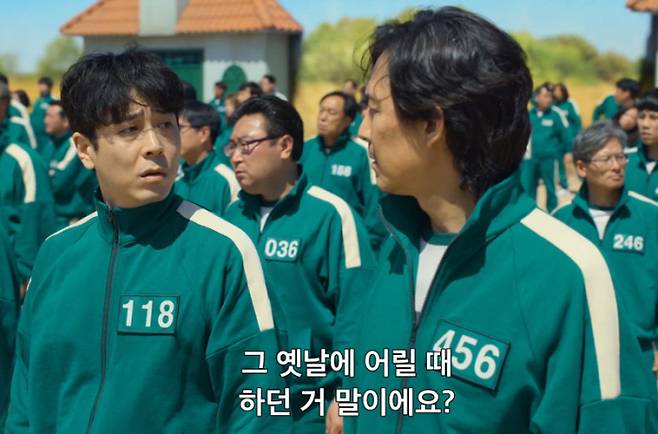 456억원의 상금을 놓고 벌이는 목숨을 건 서바이벌 게임을 그린 <오징어게임>이 한국 드라마 최초 미국 넷플릭스에서 1위를 기록하며 화제를 모으고 있다. 그밖에 홍콩, 말레이시아, 카타르, 필리핀, 싱가포르, 대만, 태국 등에서도 1위에 랭크됐다. 넷플릭스 제공