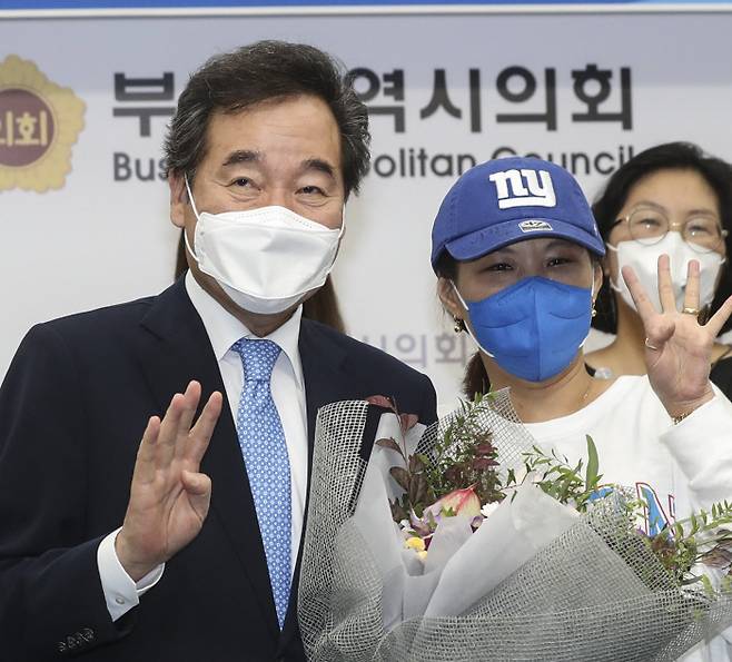 부산 공약 이낙연 전 더불어민주당 대표가 24일 부산시의회에서 열린 ‘부산 정책공약 발표회’에서 여성단체 지지자들과 기념촬영을 하고 있다. 연합뉴스