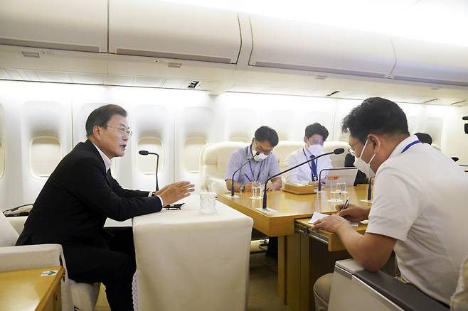 President Moon Jae-in speaks during a news briefing on board Air Force One presidential jet on Thursday on his way back to Seoul from a five-day trip to New York and Hawaii. (Yonhap)