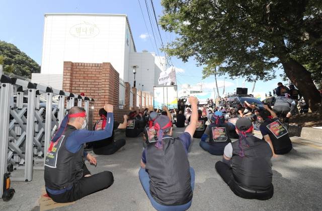 민주노총 공공운수노조 화물연대 조합원들이 지난 23일 오후 세종시에 위치한 SPC삼립 세종공장 앞에서 '노조파괴 규탄, 부당해고 철회' 구호를 외치고 있다. 연합뉴스