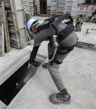 DL이앤씨는 머신 가이던스 장비 10대를 협력업체에 무상으로 대여하고 있다. [사진 제공 = DL이앤씨]