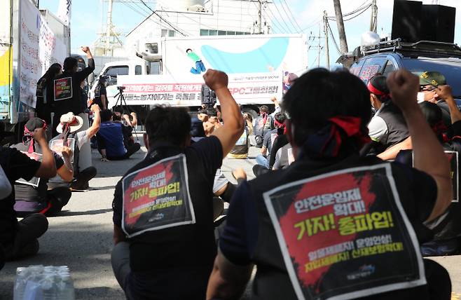 민주노총 공공운수노조 화물연대본부 관계자들이 23일 오후 세종시에 있는 SPC삼립 세종공장 앞에서 `노조파괴 규탄! 부당해고 철회! SPC 투쟁 승리를 위한 화물연대본부 확대 간부 결의대회`를 열고 구호를 외치고 있다.[사진 출처 = 연합뉴스]