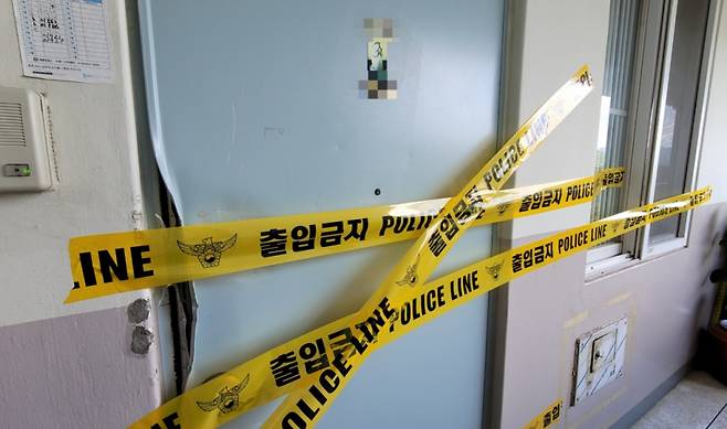 23일 오전 10시쯤 서울 노원구의 한 아파트 현관문 앞에 '출입통제' 노란 테이프가 붙었다. 이곳에 살던 80대 여성 A씨는 전날 오전 7시20분쯤 흉기에 찔려 숨진 채 발견됐다. A씨의 아들 50대 남성 B씨는 집에서 투신해 아파트 단지 화단에서 숨진 채 발견됐다./사진=김도균 기자.