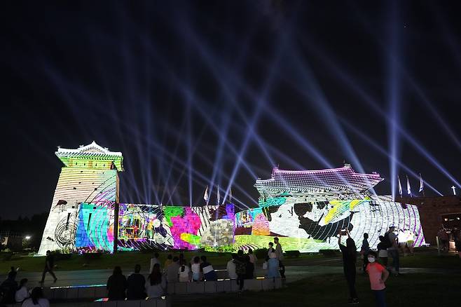 수원문화재단(대표이사 길영배)은 오는 24일부터 내달 24일까지 31일간 수원화성 화서문과 장안공원, 행궁동 일원에서, 문화재청의 세계유산 활용콘텐츠 구축사업의 일환으로 '2021 수원화성 미디어아트쇼'를 개최한다. / 사진제공=수원문화재단