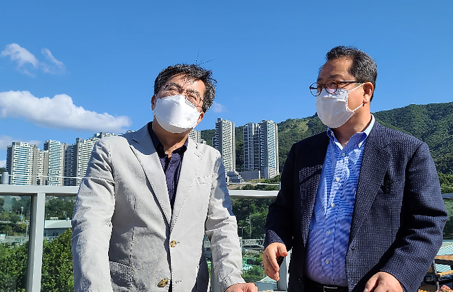 이석영신흥상회 옥상 야외 스카이라운지에서 신흥상회의 설립배경과 남양주시의 청년정책에 대해 김동연 전 부총리에게 설명하고 있는 조광한 시장. / 사진제공=남양주시