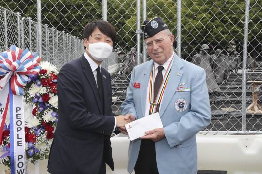 방미 중인 국민의힘 이준석 대표(왼쪽)가 22일(현지시간) 워싱턴 DC 한국전쟁 참전용사 기념비를 참배한 뒤 미군 출신 참전용사와 기념촬영을 하고 있다. 국민의힘제공·연합뉴스