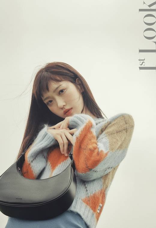 , the atmosphere is ripped apartActor han ji-hyun, who has been overwhelmingly presenced by the recent end of the SBS drama Penthouse and solidified his position as an actorFirst Impressions, MagazineIs a full-fledged autumn picture.han ji-hyun left for Jeju Island for photo shootIs a picture of enjoying the season in a space full of autumn sensibility such as a wide grassland and the sea, and produced a picture visual with its own atmosphere.han ji-hyunI was busy with drama shooting until a few days ago, but it is more sweet because it is a rest to taste after running close.Especially, this Jeju Island is with our family members and staff, so I think I can have a more meaningful and good time.Everyone has been working hard for Seok Kyung Lee day and night, so I wanted to travel together and have a good time and relax my fatigue. And about the Penthouse End, I think it is still difficult to leave Seok Kyung Lee.When I was shooting in the middle of the shooting, I wanted to be cool after the end, but I am in a lot of trouble because I face a breakup.I feel sad, grateful, and tears on the last day, and I honestly dont really realize that its over yet, but Im sure of this one.I was so happy because it was a stone statue, and I learned a lot through Penthouse. Finally, I want to play a cheerful and cheerful role that resembles me in the future, and on the contrary, its interesting to have a completely serious and heavy role, and I also like hanbok very much.So I want to experience historical drama, he said, talking about the works and characters he wants to try in the future.