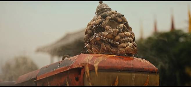 머드맥스 갯벌경운기 머리에 달아놓은 바지락 도깨비는 영화 매드맥스의 사막 해골을 닮았다.