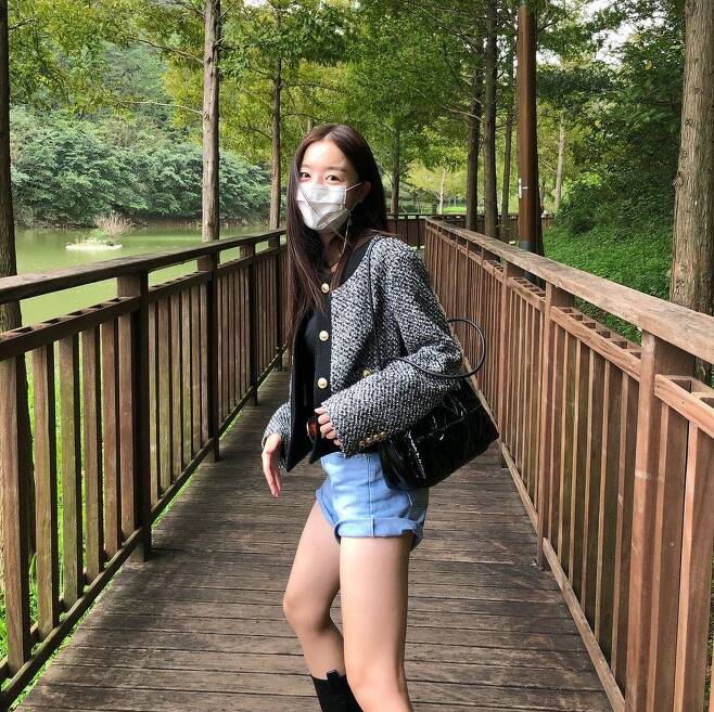 Actor Han Sun-hwa, a former group secret, has revealed his current status.On September 24, Han Sun-hwa posted several photos on her Instagram.Han Sun-hwa in the public photos boasts a pure beauty and superior proportion.Elegance female actor La Poste, who spews out of Han Sun-hwa, catches the eye.The netizens who watched the photos responded that they were too beautiful and an atmosphere big hit during the girl group.Han Sun-hwa, who debuted in 2006 as SBS Superstar Survival, became popular as a group secret.Since then, Han Sun-hwa has been recognized as an actor by winning the SBS Acting Award for News in 2014, the MBC Acting Award for Womens New Artist in 2014, and the MBC Acting Mini Series Award for 2017 for Best Actress.Last year, Han Sun-hwa performed on SBS gilt drama Convenience Store Morning Star and appeared on JTBC gilt drama Undercover this year.On September 16, the movie The Street of Movies starring Han Sun-hwa was released.