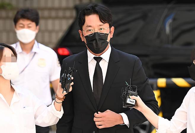 하정우, 흔들리는 눈빛.