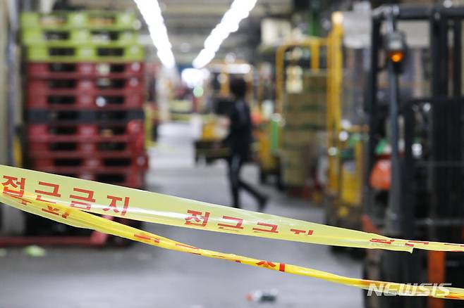 [서울=뉴시스] 권창회 기자 = 가락시장 관련 집단감염 확산세가 지속되고 있는 23일 오전 서울 송파구 가락시장에 접근금지 띠가 둘러져 있다. 2021.09.23. kch0523@newsis.com