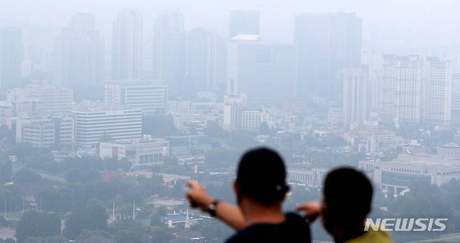 [서울=뉴시스] 추상철 기자 = 한국은행의 기준금리 인상 결정이 부동산 시장에 어떤 영향을 미칠지 관심이 모아지고 있다. 29일 오전 서울 용산구 남산에서 바라본 도심에는 아파트를 비롯한 부동산이 안개에 뒤덮여 있다. 2021.08.29. scchoo@newsis.com