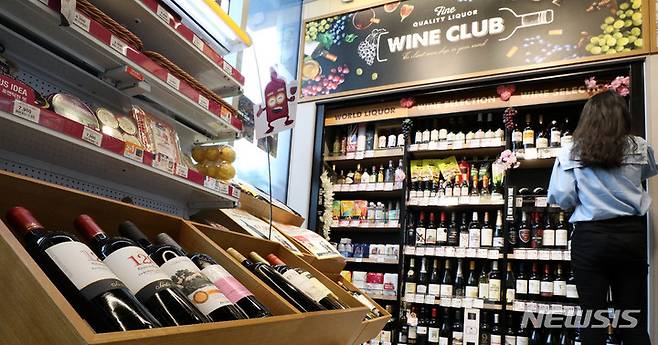 [서울=뉴시스] 백동현 기자 = 코로나19 장기화로 집에서 술을 즐기는 '홈술'이 유행하는 30일 오전 서울 성동구 이마트24 본점에서 한 시민이 와인을 살펴보고 있다. 전날 유통업계에 따르면 올해 들어 주요 편의점의 와인 매출이 지난해 연간 판매 실적을 이미 넘어섰다고 밝혔다. 2021.08.30. livertrent@newsis.com