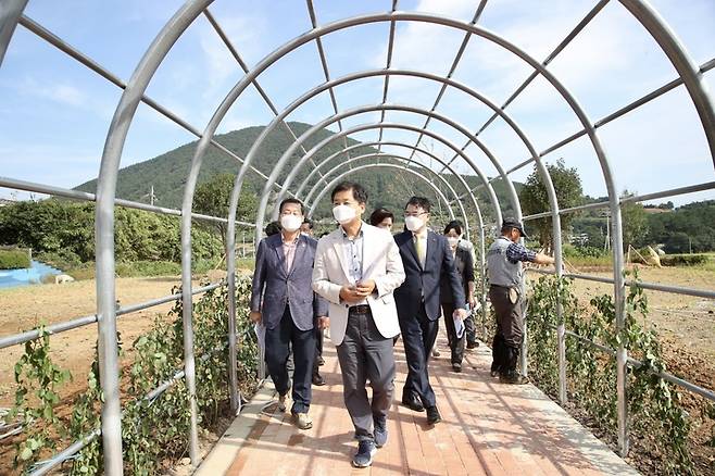 장석웅 전남도교육감이 24일 여수 구 돌산중앙초등학교를 둘러보고 있다 *재판매 및 DB 금지