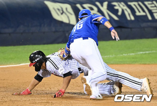 [OSEN=잠실, 이대선 기자] 23일 오후 서울 잠실야구장에서 ’2021 신한은행 SOL KBO 리그' LG 트윈스와 삼성 라이온즈의 경기가 열렸다. 4회말 1사 1,2루에서 LG 김민성의 적시타 때 런다운에 걸린 이재원이 태그아웃 처리되고 있다. 2021.09.23 /sunday@osen.co.kr