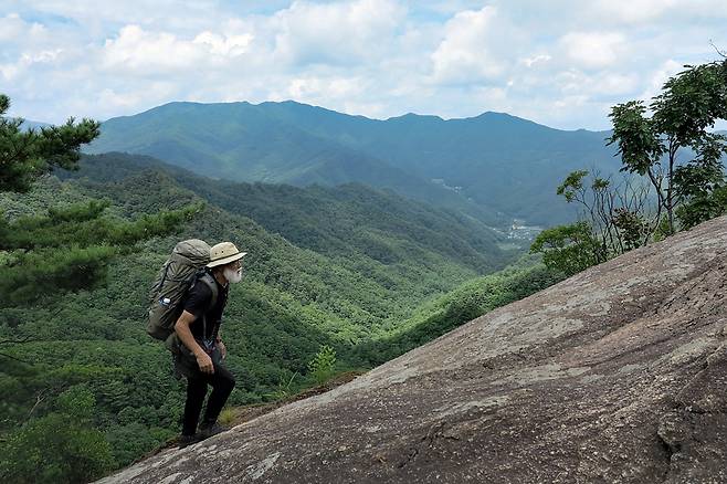감악고개에서 4~5분 오른 곳인 전망바위에서 북쪽 아래로 본 감바위골과 황둔 2리 창촌마을. 마주보이는 산은 매봉산이다.