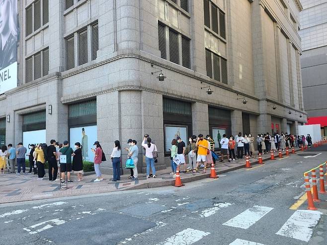 지난 19일 오전 10시 서울 중구 신세계백화점 본점 앞 모습. 개점 시간이 다가올수록 대기자 간격이 좁아졌다.