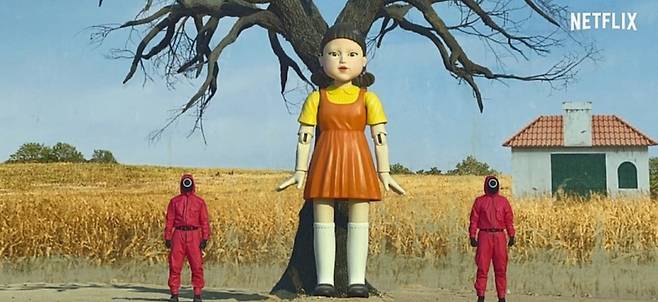 넷플릭스 오리지널 한국 드라마 ‘오징어 게임’에 등장하는 술래 인형. 넷플릭스 제공