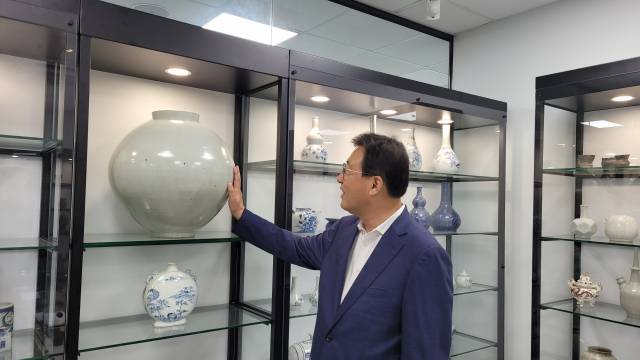 이병렬 남명건설 회장이 23일 자신의 사무실에 마련한 토기 수장고에서 토기를 어루만지고 있다(위 사진). 이 회장의 토기 수장고에는 가야 토기와 신라 토기 등이 모아져 있다(아래 사진).