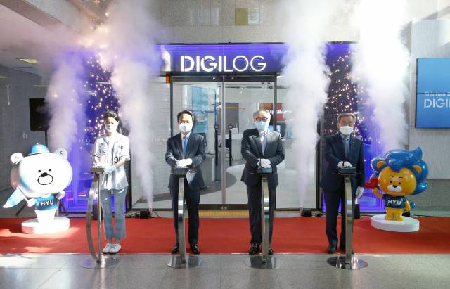 진옥동(왼쪽 두번째) 신한은행 은행장이 24일 서울 성동구 한양대학교에서 김종량(〃 세번째) 한양학원 이사장, 김우승(〃 네번째) 한양대 총장 등과 디지로그 브랜치 개점을 알리는 버튼을 누르고 있다. /사진제공=신한은행