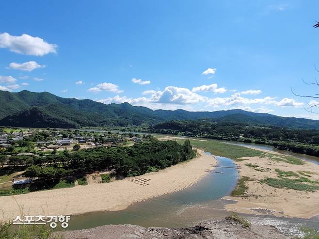 부영대 위에서 바라본 하회마을. 이 마을을 낙동강이 감싼다.