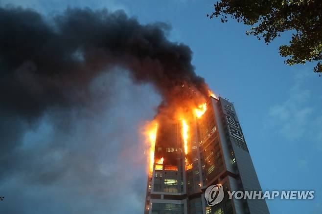 불타는 주상복합 아파트   [연합뉴스 자료사진]  ※ 기사 속 내용과 무관한 자료 사진.