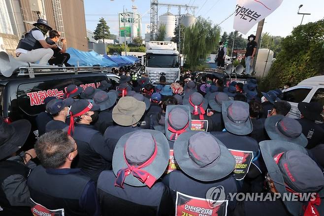 SPC 삼립 청주공장 앞에서 농성하는 화물연대 조합원 (청주=연합뉴스) 천경환 기자 = 24일 오전 민주노총 화물연대 조합원들이 SPC삼립 청주공장 앞에서 이틀째 농성을 벌이고 있다. 2021.9.24 kw@yna.co.kr