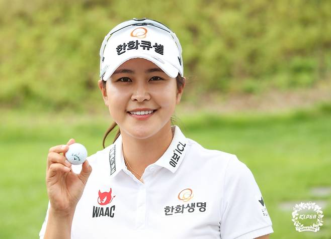 8번 홀 홀인원 작성한 공 들고 미소 짓는 김지현 [KLPGA 제공. 재판매 및 DB 금지]