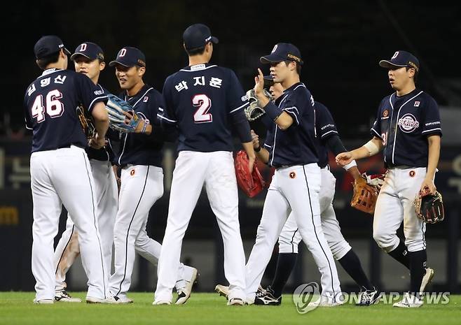 거침없는 7연승 두산 (광주=연합뉴스) 조남수 기자 = 24일 광주-기아챔피언스필드에서 열린 2021 프로야구 두산 베어스와 KIA 타이거즈의 경기에서 8-2로 KIA를 꺾고 7연승을 질주한 두산 선수들이 기뻐하고 있다. 2021.9.24 iso64@yna.co.kr