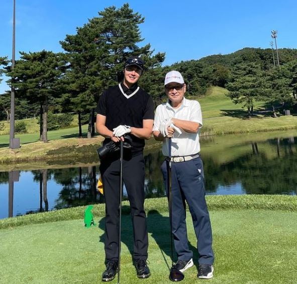 Actor Jung Il-woo enjoyed a Golf round with Actor Lee Soon-jae.Jung Il-woo posted several photos on his SNS account on the 25th.Jung Il-woo, in the open photo, stares at the camera while standing alongside Lee Soon-jae, who smiled at the corners of their mouths and created a friendly atmosphere.Jung Il-woo said, Lee Soon-jae is rounding and rounding. Healthy. Sir! I round with the teacher and happy.Jung Il-woo and Lee Soon-jae have been breathing between their grandfather and grandchildren in the MBC sitcom High Kick Without Restraint, which ended in 2007.The two have continued to be friends even after 14 years of the program, adding to their warmth.Meanwhile, Jung Il-woo recently appeared in the MBN drama Bossam - Stealing Destiny.