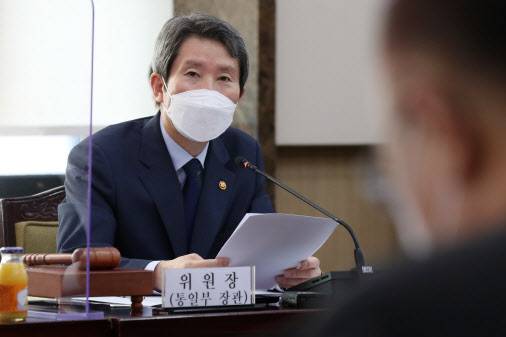 이인영 통일부 장관이 24일 오전 서울 종로구 정부서울청사에서 열린 ‘제322차 남북교류협력추진협의회’에서 모두발언을 하고 있다(사진=뉴스1).