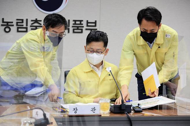 김현수(가운데) 농림축산식품부 장관이 지난달 8일 정부세종청사에서 강원도 고성군 소재 돼지농장 아프리카돼지열병(ASF) 확진에 따른 상황회의를 주재하고 있다. (사진=농식품부)