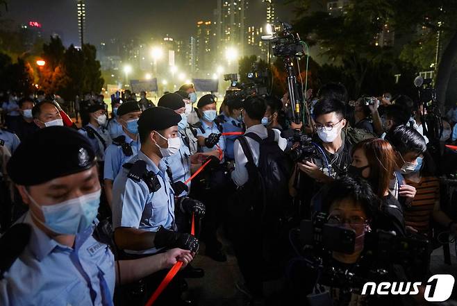 1989년 베이징 천안문 사태 32주년을 맞아 시위대가 지난 6월 4일 홍콩 빅토리아 공원에서 경찰에 맞서 시위를 펼치고 있다. © 로이터=뉴스1 © News1 정윤영 기자