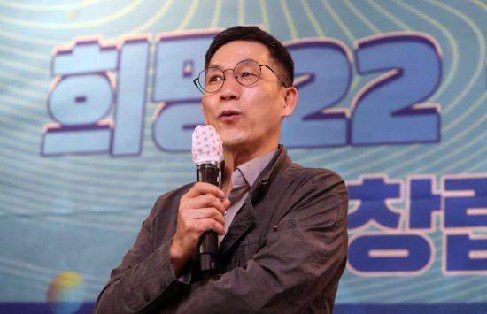 진중권 전 동양대 교수가 지난 6월20일 오후 대구 달서구의 한 카페에서 열린 '희망22 동행포럼' 창립총회에서 특강을 하고 있다. [이미지출처=연합뉴스]