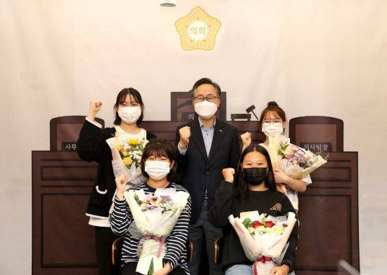 유성훈 금천구청장(가운데)이 25일  청소년총선거 당선자와 기념촬영을 하고 있다.