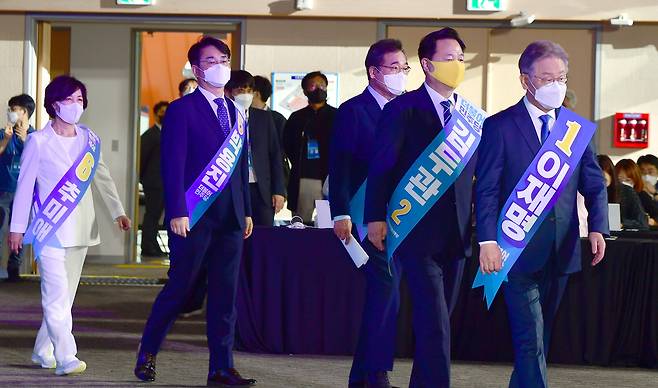 25일 오후 광주 서구 김대중컨벤션센터 1층 다목적홀에서 열린 더불어민주당 대통령선거 후보자 선출을 위한 광주·전남 합동연설회장으로 후보들이 입장하고 있다. 오른쪽부터 이재명, 김두관, 이낙연, 박용진, 추미애 후보. /연합뉴스