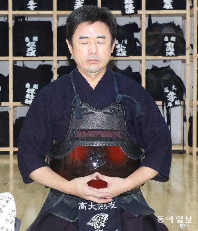 이상헌 교수가 명상을 하고 있다. 검도 훈련이 끝난 뒤 하는 명상도 훈련의 일부로 여긴다. 김동주 기자 zoo@donga.com
