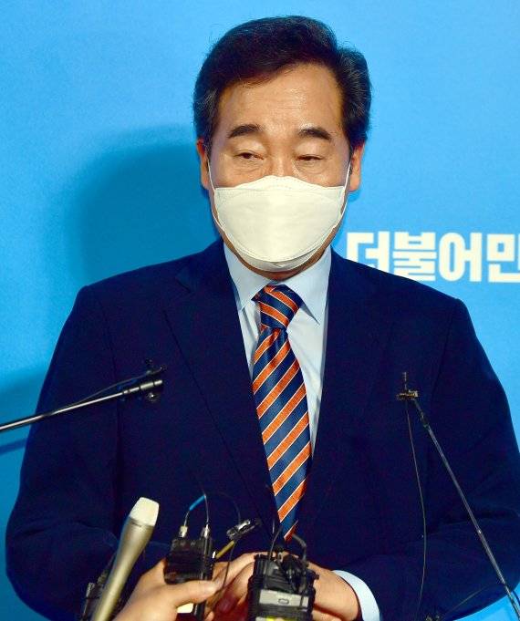 [광주=뉴시스] 류형근 기자 = 더불어민주당 대선 후보 선출을 위한 순회 경선 광주·전남 합동연설회가 25일 오후 광주 서구 김대중컨벤션센터 1층 다목적홀에서 열리고 있다. 투표결과 발표 뒤 이낙연 후보가 언론 인터뷰를 하고 있다. 2021.09.25. hgryu77@newsis.com <저작권자ⓒ 공감언론 뉴시스통신사. 무단전재-재배포 금지.> /사진=뉴시스화상