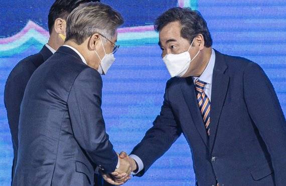 [광주=뉴시스] 류형근 기자 = 더불어민주당 대선 후보 선출을 위한 순회 경선 광주·전남 합동연설회가 25일 오후 광주 서구 김대중컨벤션센터 1층 다목적홀에서 열리고 있다. 투표결과 발표 뒤 이재명·이낙연 후보가 악수를 하고 있다. 2021.09.25. hgryu77@newsis.com /사진=뉴시스